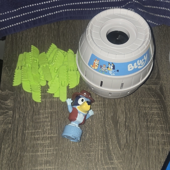 Tomy Other - Bluey Pop-Up Barrel Game with Character Figure and Green Crocodile Picks